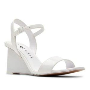 Katy Perry White Sandal size 8.5